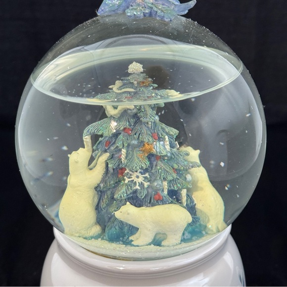 Pfaltzgraff 2nd in Series Winter Frost Snow Globe - Picture 4 of 6